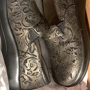 Algeria women’s professional shoes.